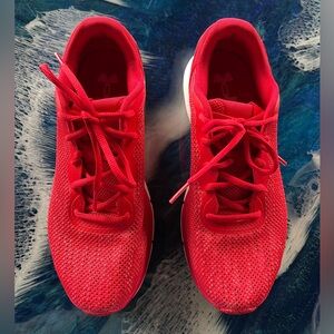 WOMEN’S UNDER ARMOUR SHADOW Size 8 Red and White NEW without box